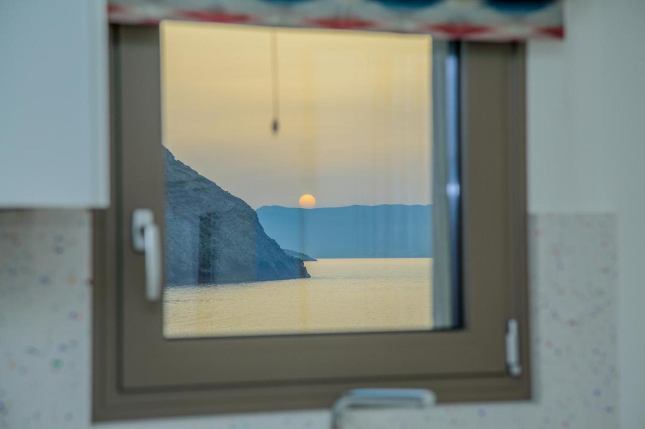 Almyra Seaside House Мохлос Екстер'єр фото